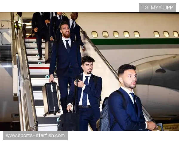 足球球星胸肌是否完美对称揭秘:背后隐藏的训练与遗传奥秘